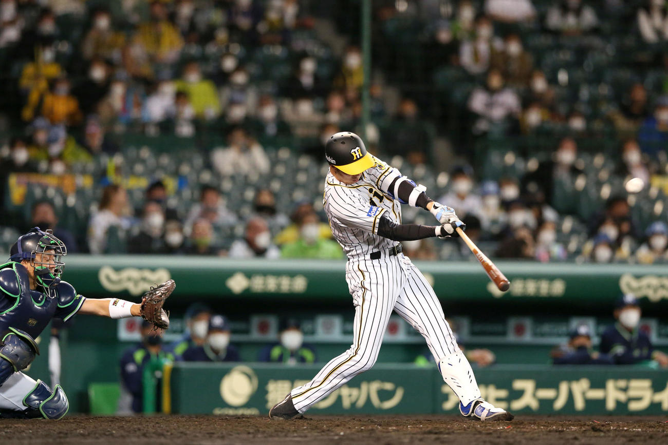 阪神対ヤクルト　5回裏阪神2死一、二塁、青柳は中越え2点適時二塁打を放つ（撮影・上山淳一）