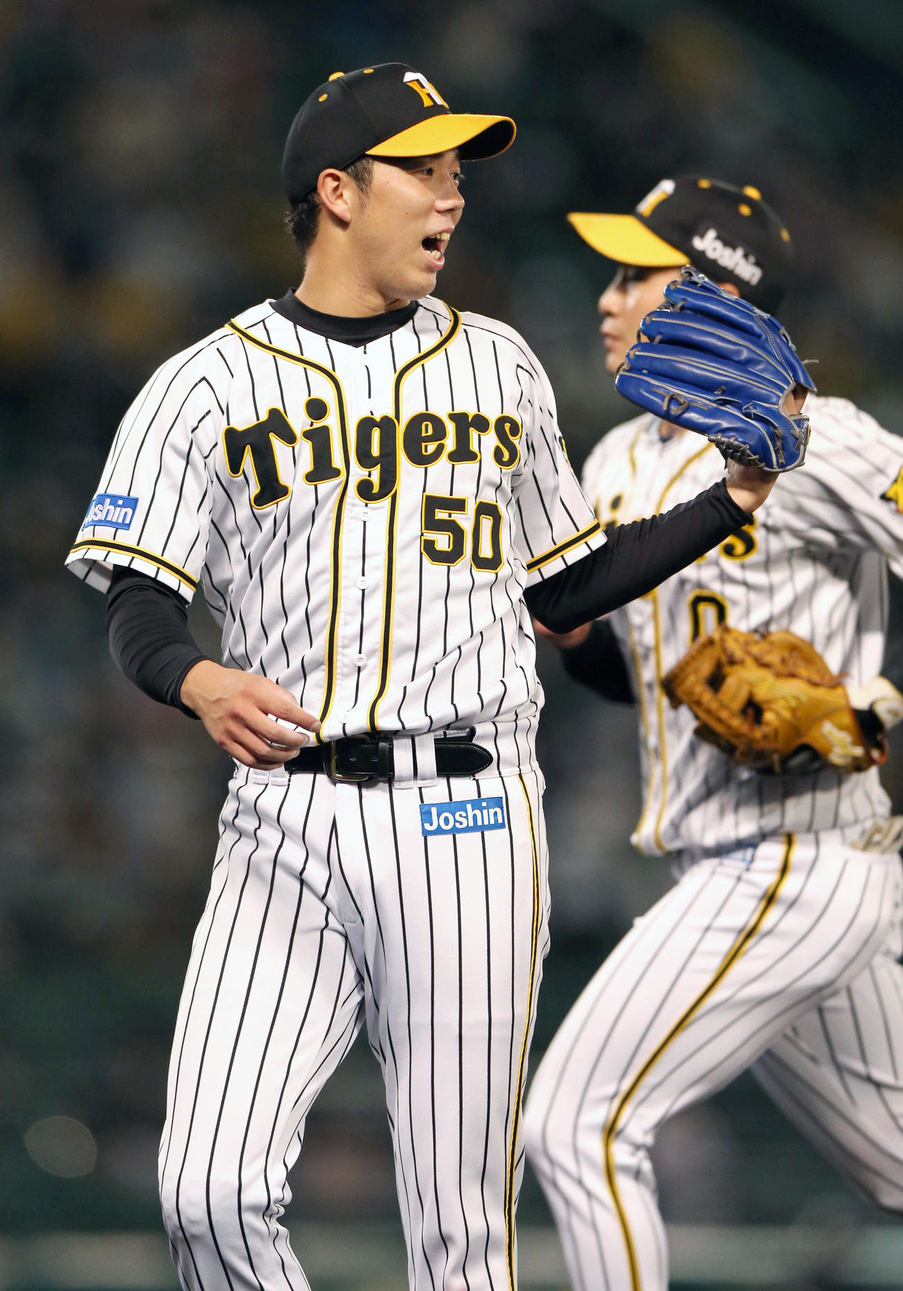 阪神対ヤクルト　阪神・青柳（手前）は7回を投げ終え笑顔でベンチへ引き揚げる（撮影・上山淳一）