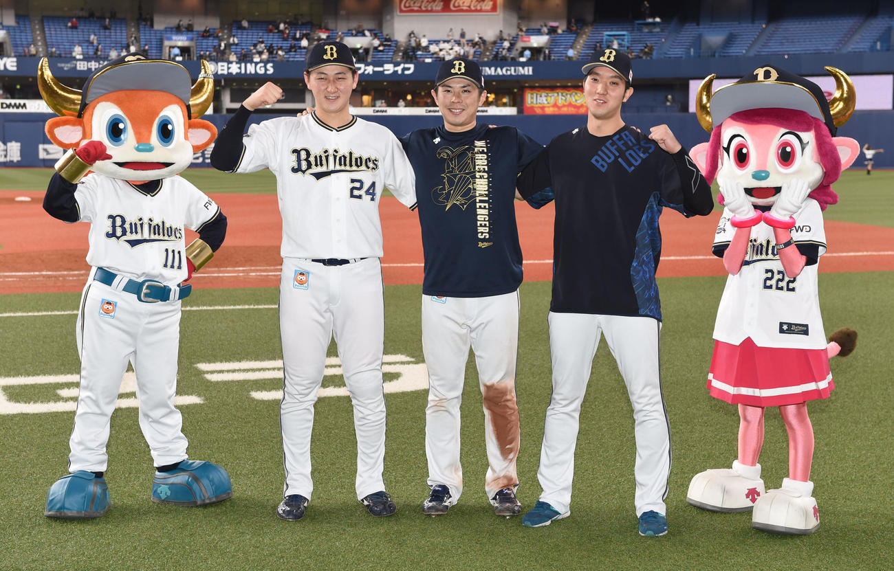 オリックス対楽天　首位に再浮上、ガッツポーズの（左から）紅林弘太郎、若月健矢、田嶋（撮影・前岡正明）