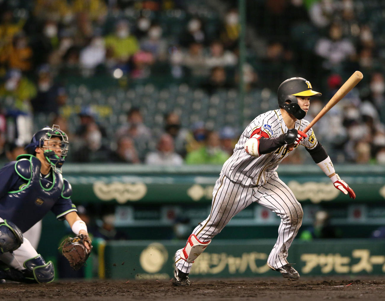 阪神対ヤクルト　4回裏阪神2死一、二塁、中野は右前適時打を放つ（撮影・上山淳一）