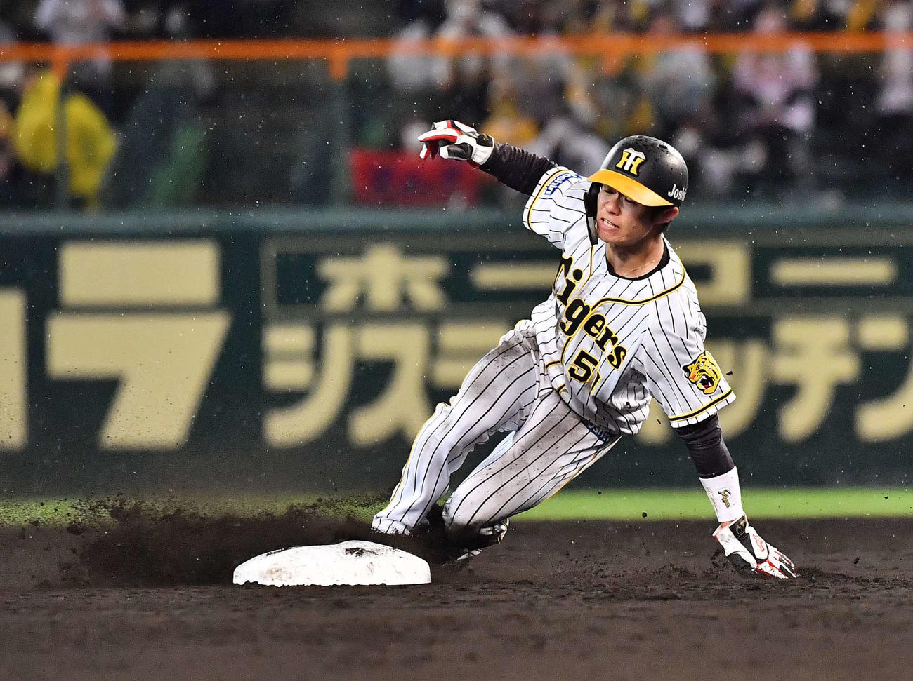 阪神対ヤクルト　3回裏阪神1死一塁、二盗に成功する中野（撮影・上田博志）