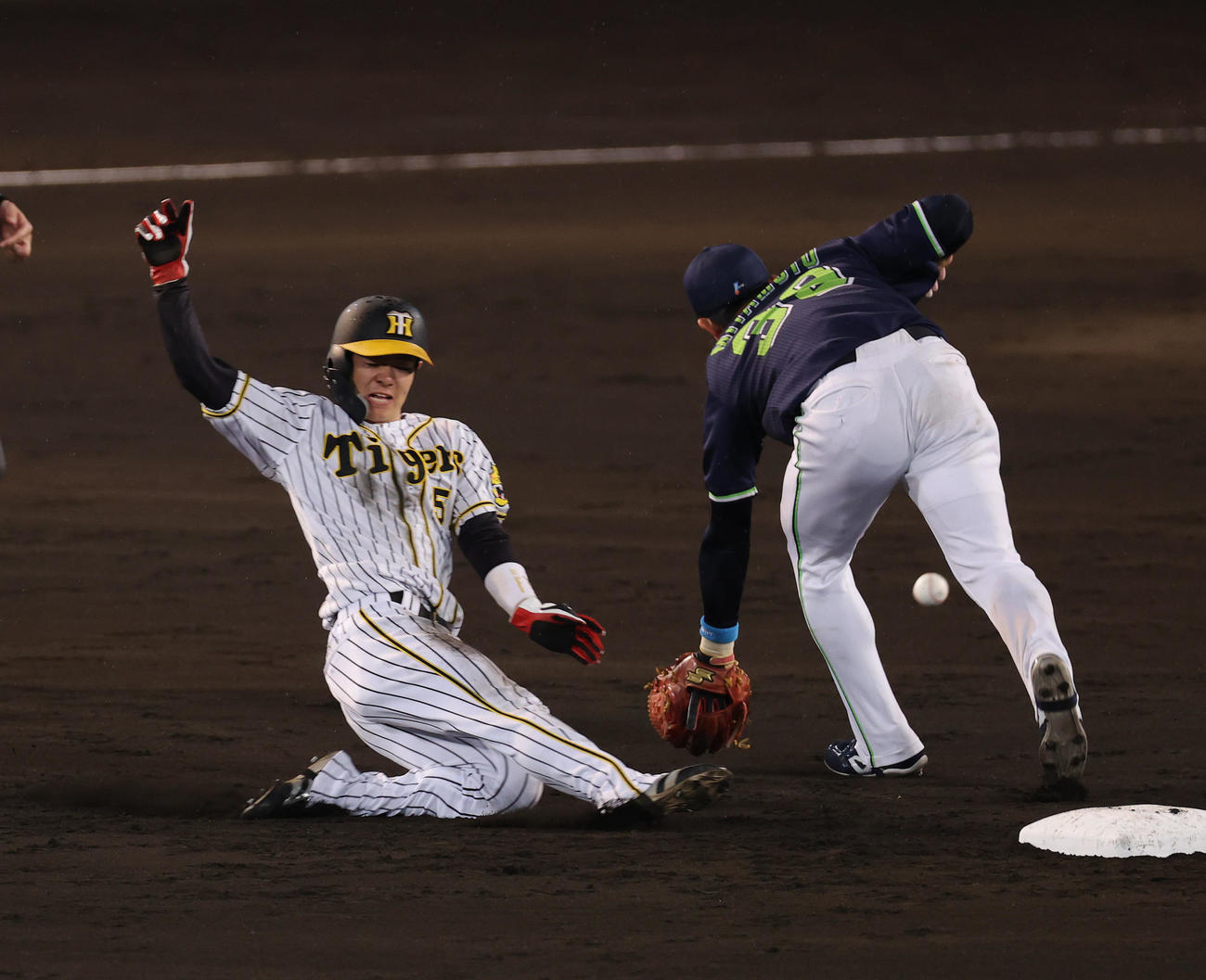 盗塁を決める中野拓夢（2021年10月19日撮影）
