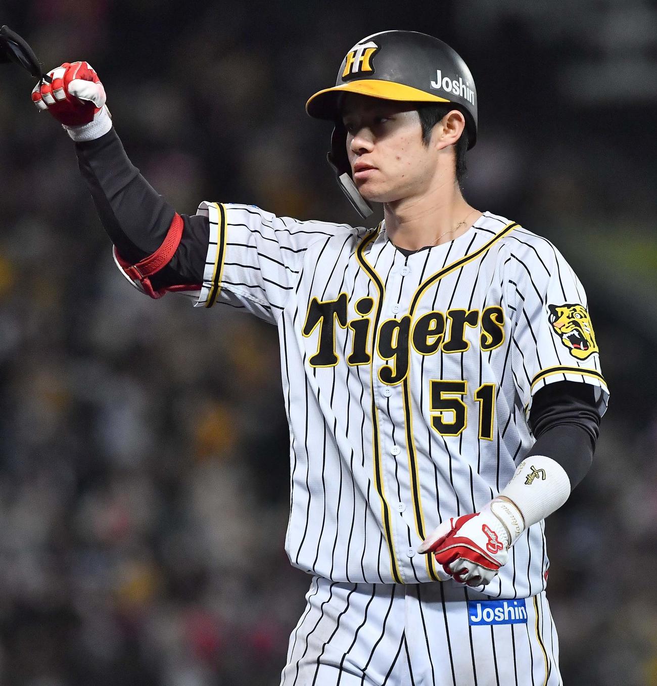 阪神対ヤクルト　6回裏阪神1死、中前安打を放つ中野拓夢（撮影・上田博志）
