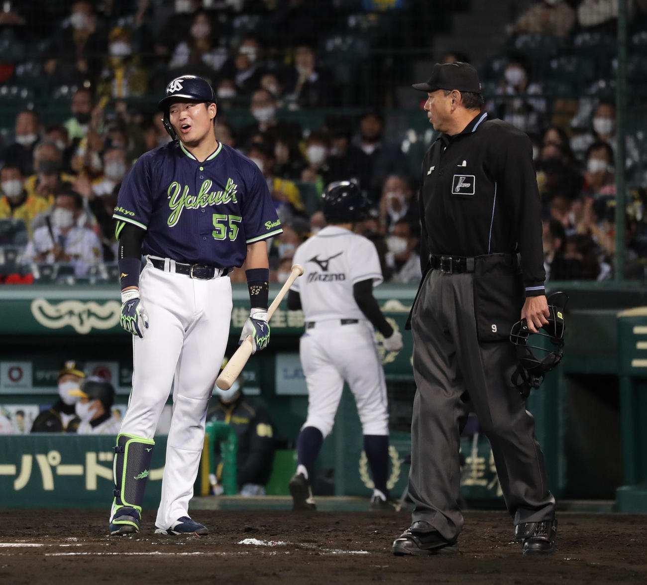 阪神対ヤクルト　7回表ヤクルト1死一塁、見逃し三振に倒れた村上は納得できないような表情を見せる（撮影・河野匠）