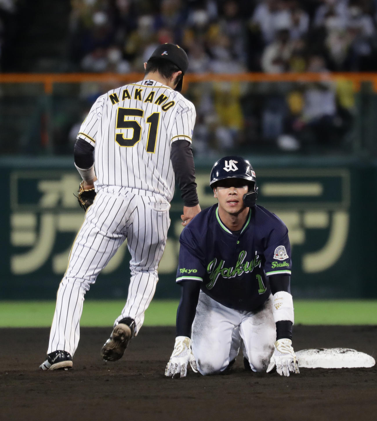 阪神対ヤクルト　7回表ヤクルト1死一塁、村上が三振に倒れ、二盗を狙った山田も失敗に終わる（撮影・河野匠）