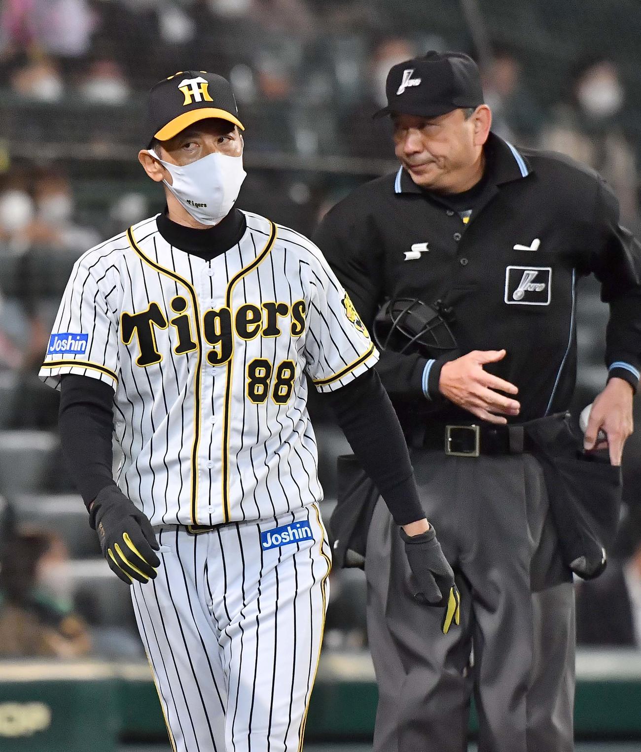 阪神対ヤクルト　選手交代を告げる矢野燿大監督（撮影・上田博志）