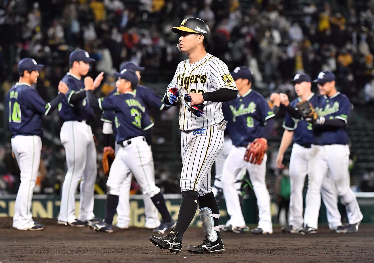 阪神対ヤクルト　9回裏阪神2死二塁、糸原が左飛に倒れ無得点引き分けとなった（撮影・上田博志）