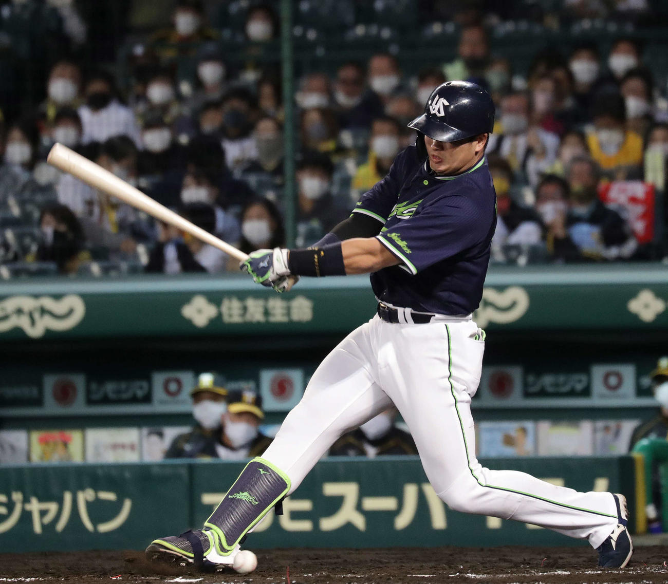 阪神対ヤクルト　4回表ヤクルト2死、右足に自打球を当てる村上（撮影・河野匠）