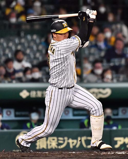 阪神対ヤクルト 5回裏阪神無死一塁、右前安打を放つ大山(撮影・上田博志)