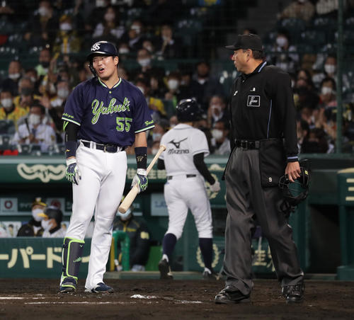 阪神対ヤクルト 7回表ヤクルト1死一塁、見逃し三振に倒れた村上は納得できないような表情を見せる(撮影・河野匠)