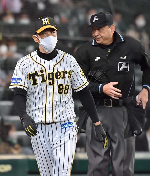 阪神対ヤクルト 選手交代を告げる矢野燿大監督(撮影・上田博志)