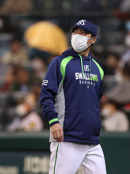 阪神対ヤクルト 8回裏を前に投手交代を告げ引き上げる高津監督(撮影・河野匠)