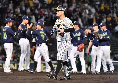 阪神対ヤクルト 9回裏阪神2死二塁、糸原が左飛に倒れ無得点引き分けとなった(撮影・上田博志)