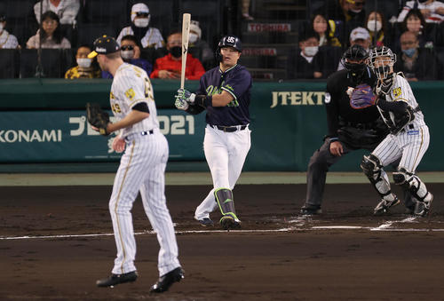 阪神対ヤクルト 2回表ヤクルト無死、空振り三振に倒れる村上。投手ガンケル(撮影・前田充)