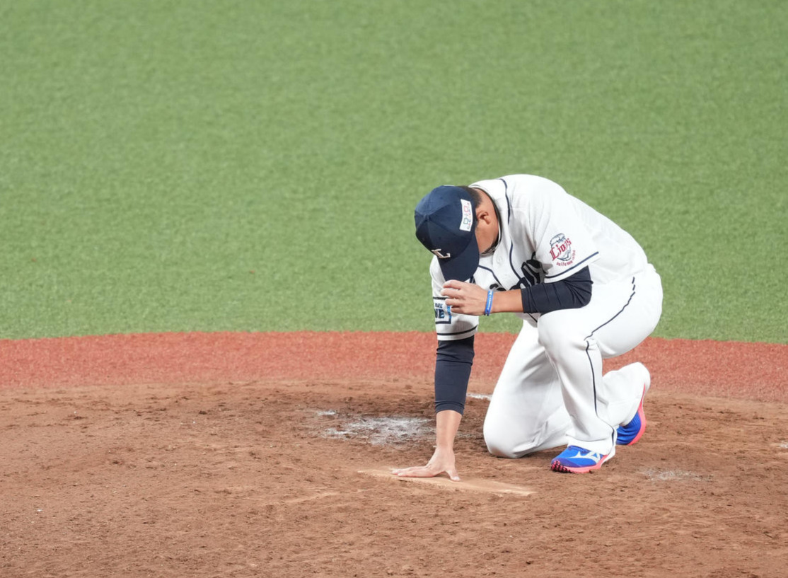 西武対日本ハム　引退する西武松坂は静かにマウンドのプレートに触れる（撮影・菅敏）
