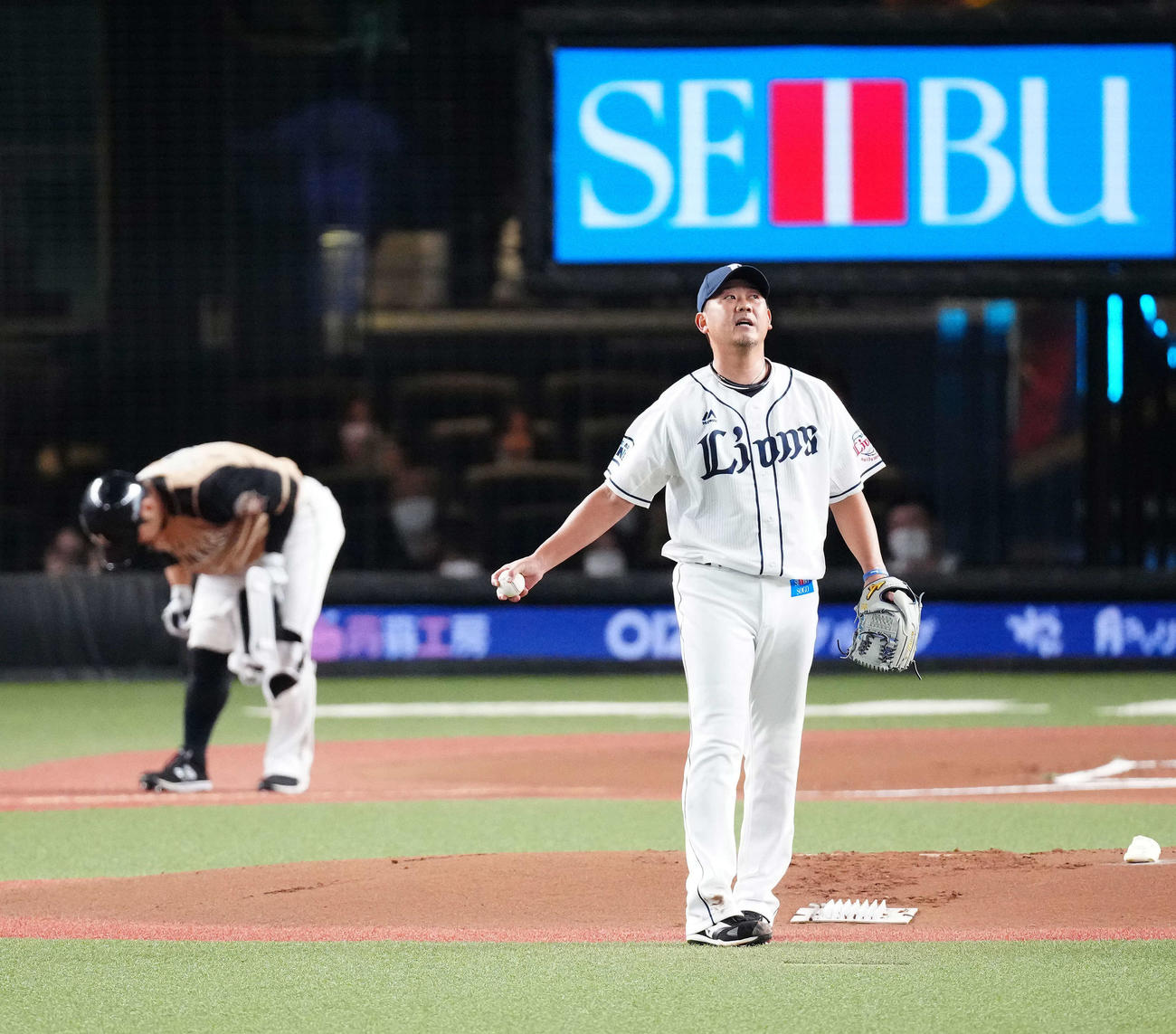 西武対日本ハム　1回表日本ハム無死、近藤（左）に四球を与えた松坂（撮影・江口和貴）