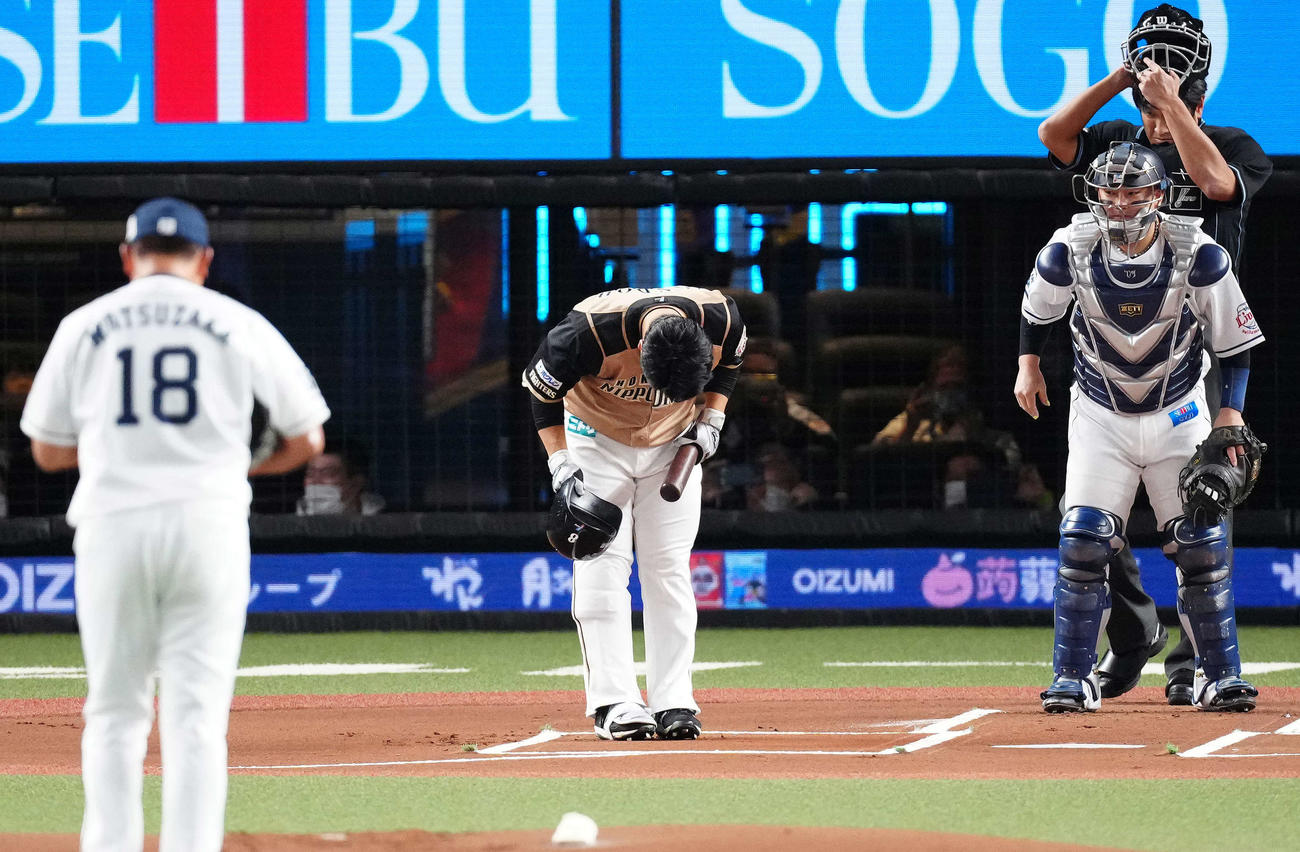 西武対日本ハム　1回表開始前、マウンドの西武先発の松坂（左）にあいさつする近藤（撮影・江口和貴）