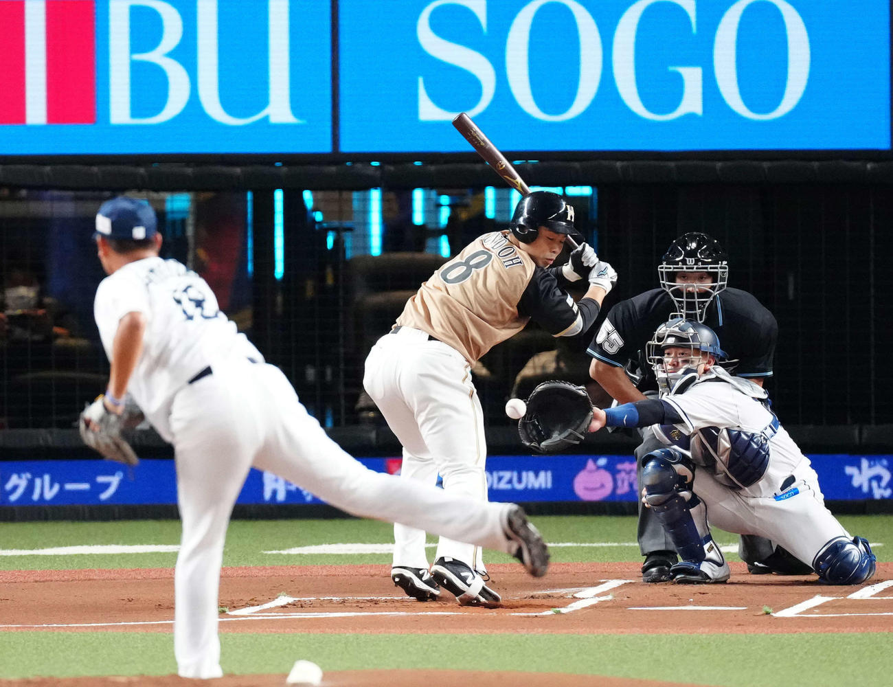 西武対日本ハム　1回表日本ハム無死、松坂（手前）の5球目、四球を選ぶ近藤（撮影・江口和貴）