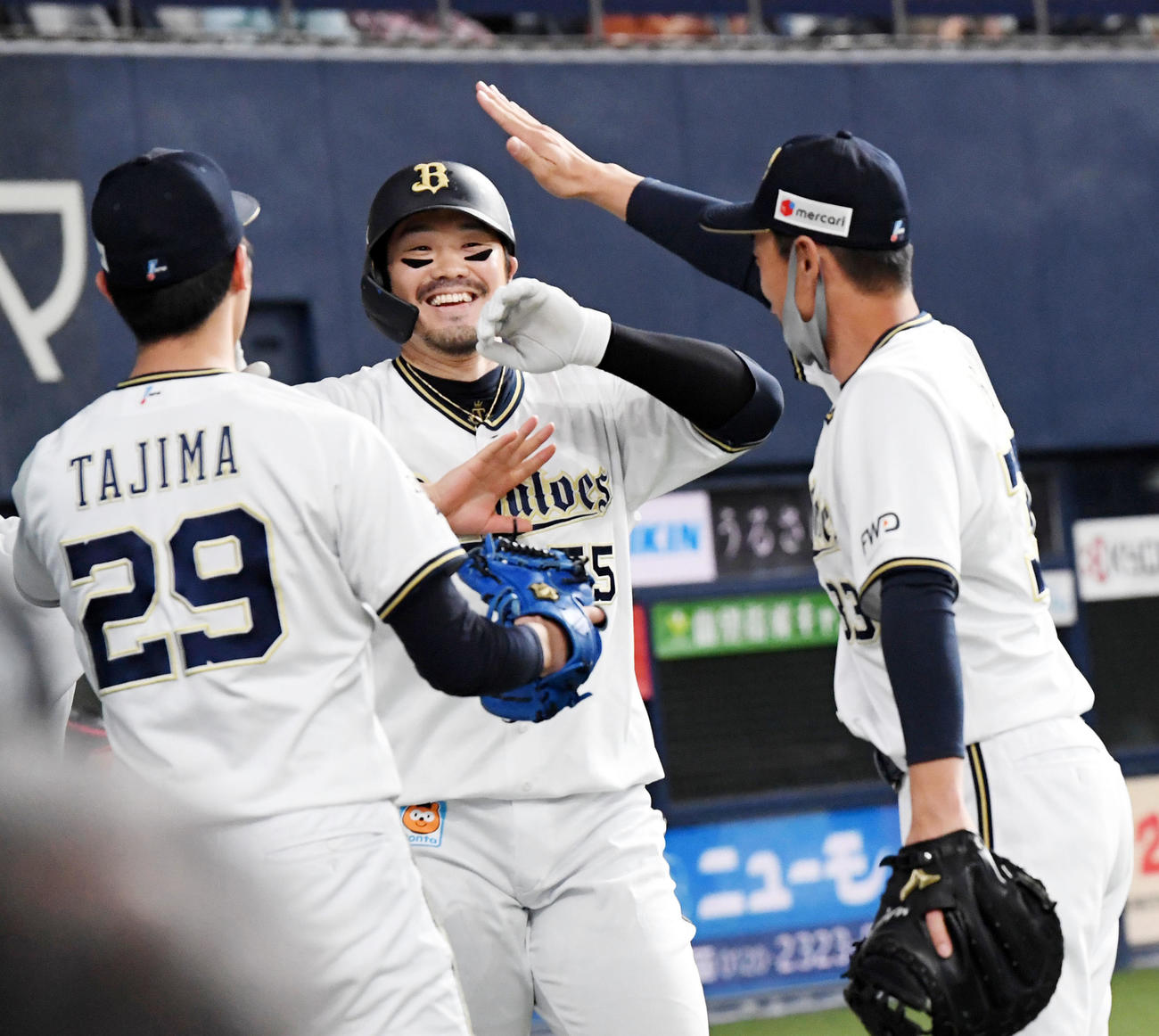 オリックス対楽天　2回裏オリックス2死、T－岡田（中央）は先制本塁打を放ちナインの祝福に笑顔を見せる（撮影・前岡正明）
