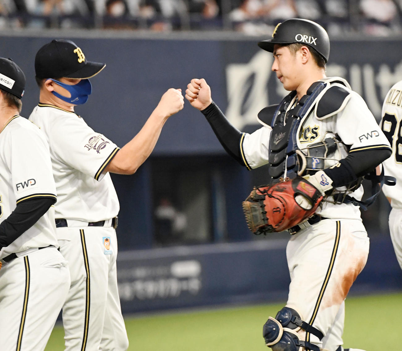 オリックス対楽天　首位に再浮上、若月（右）を迎える中嶋監督（撮影・前岡正明）