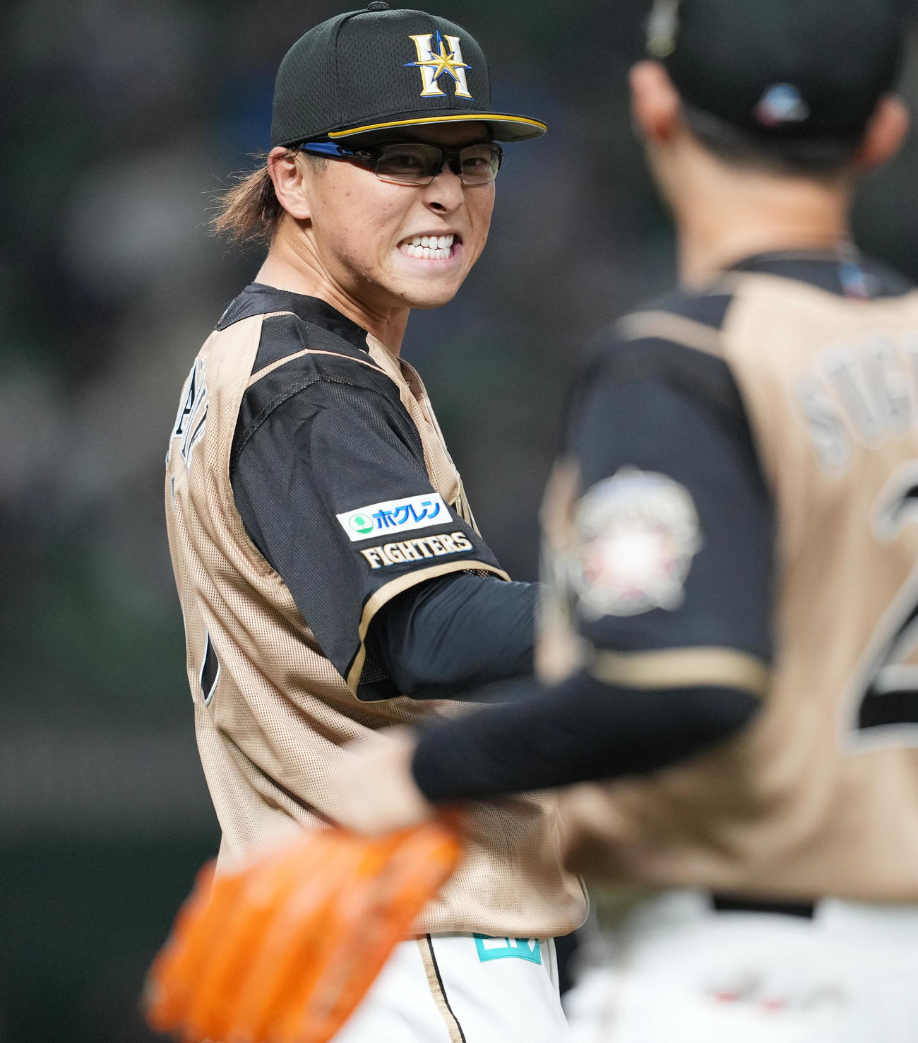 西武対日本ハム　6回の投球を終え、気合の入った表情でベンチに戻る日本ハム先発の生田目（撮影・菅敏）