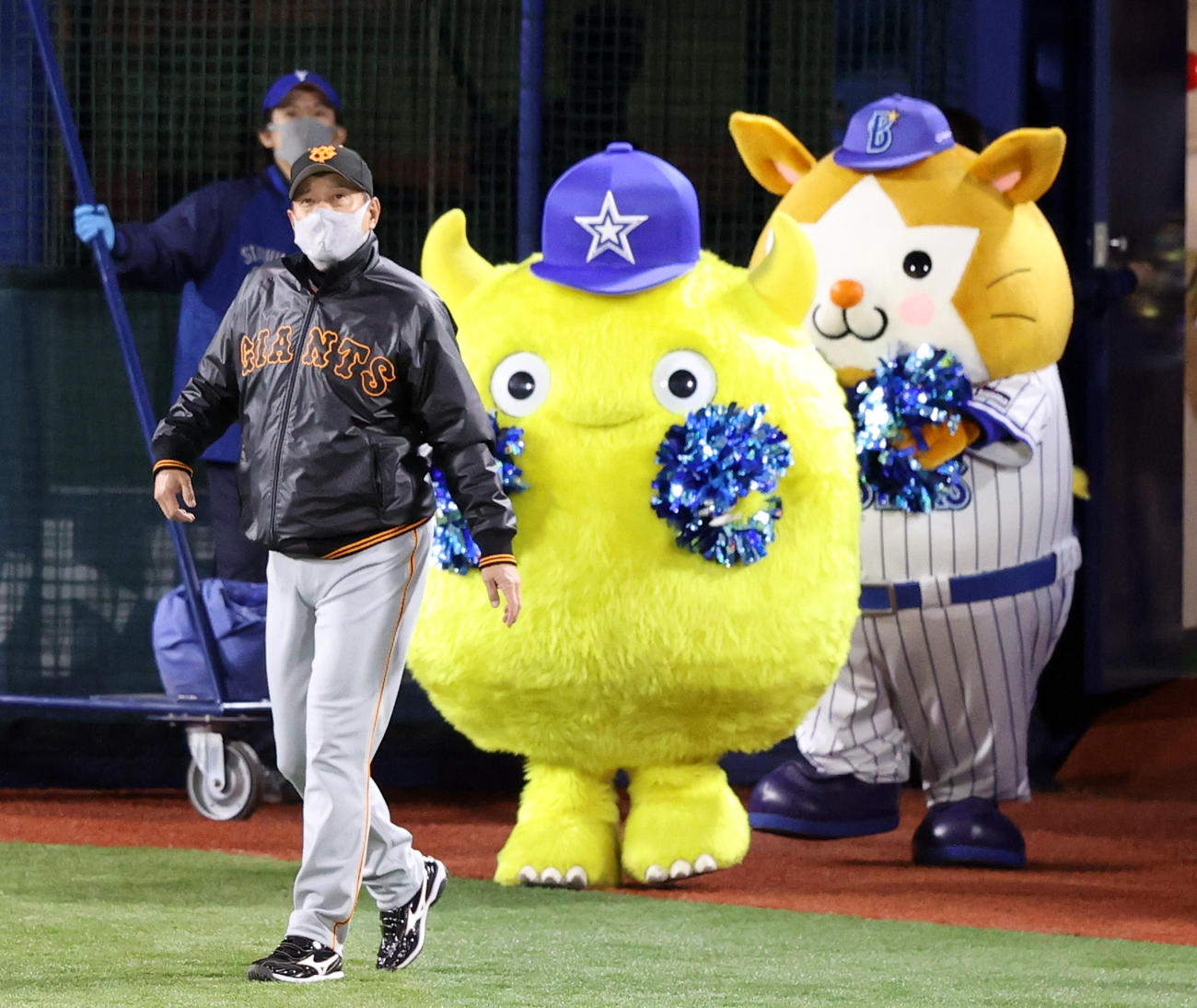 DeNA対巨人　9回表を終え、選手の交代を告げにベンチを出る原監督（撮影・狩俣裕三）