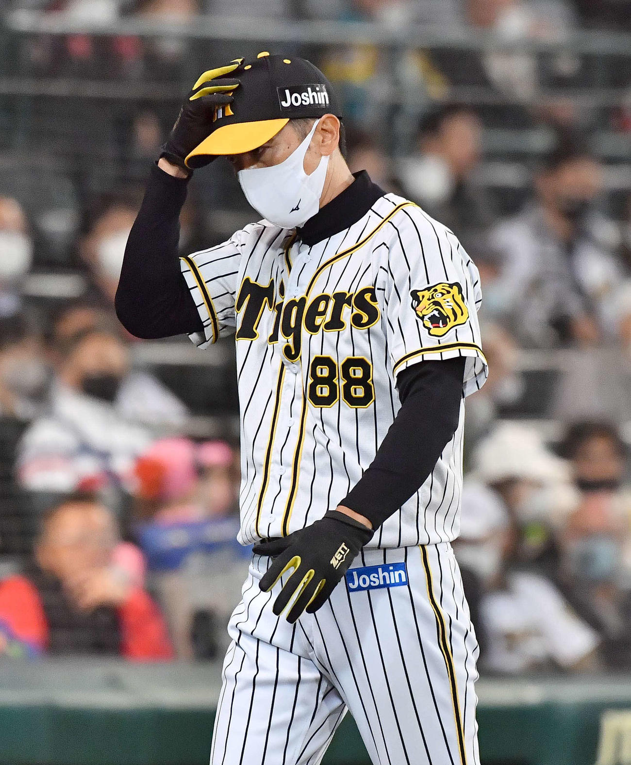 阪神対ヤクルト　選手交代を告げベンチに戻る矢野監督（撮影・上田博志）