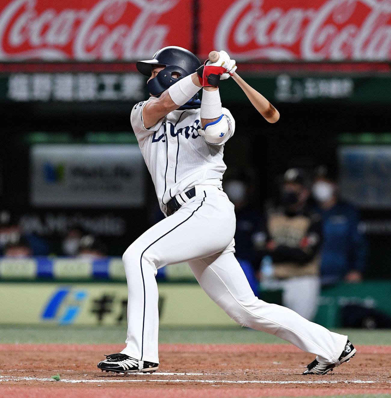 西武対日本ハム　5回裏西武2死一、三塁、岸は右前適時打を放つ（撮影・滝沢徹郎）