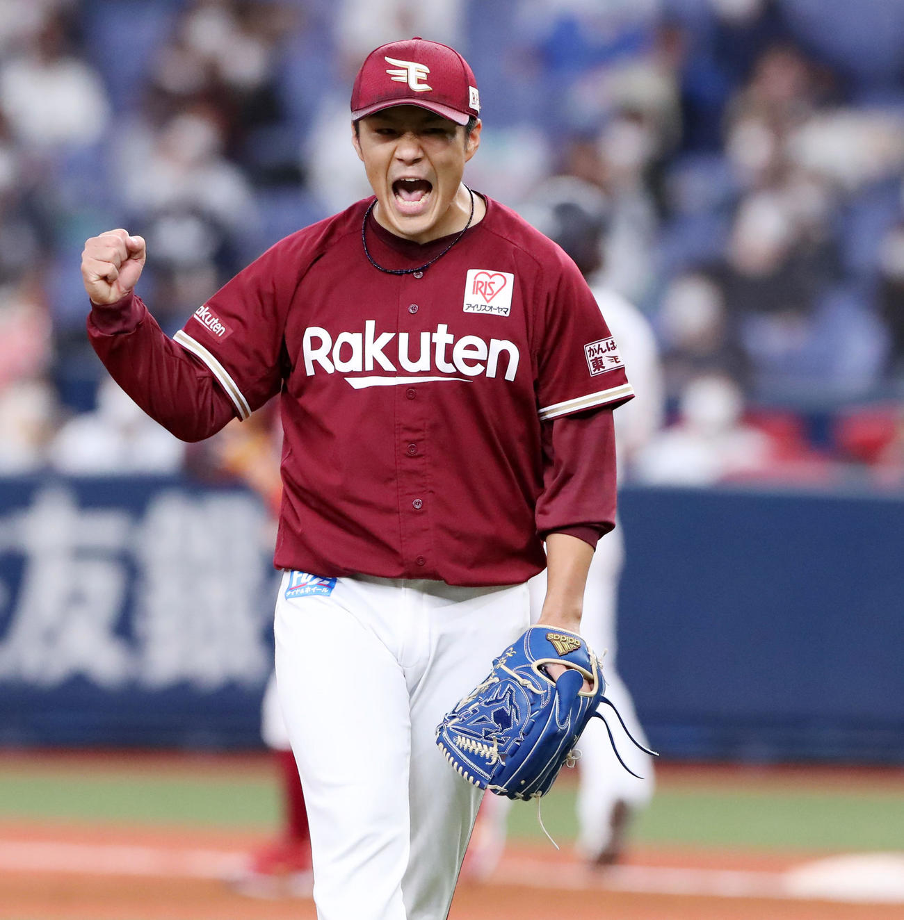 オリックス対楽天　7回裏オリックス2死一、三塁、則本は伏見を三ゴロに仕留めガッツポーズを見せる（撮影・加藤哉）