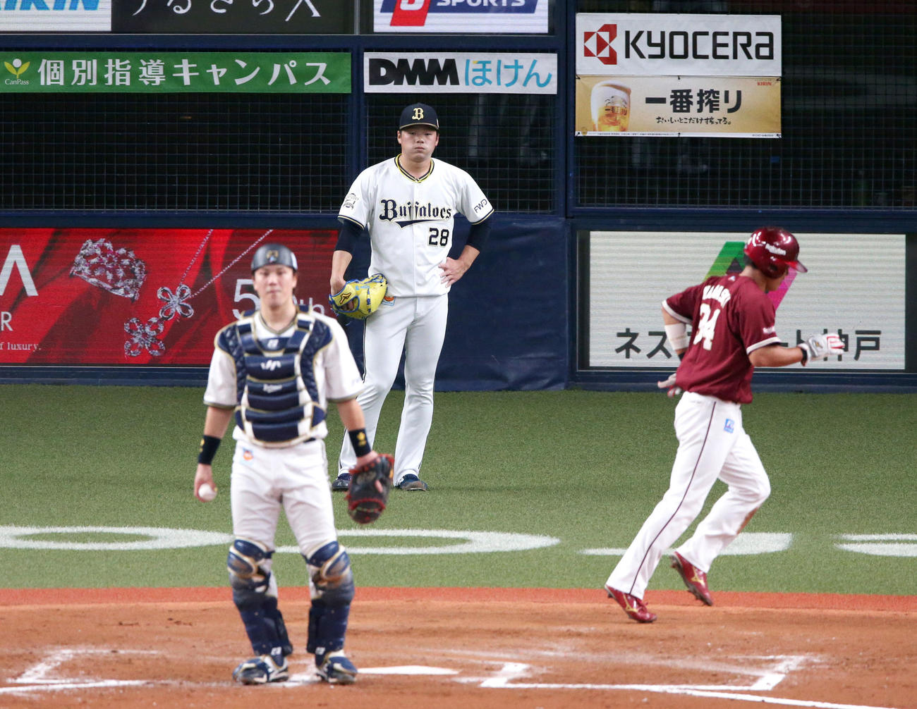 オリックス対楽天　7回表楽天2死一塁、岡島の中前打を中堅手福田がファンブルし、一走山崎（右）が生還し、肩を落とす富山凌左から2人目）（撮影・上山淳一）