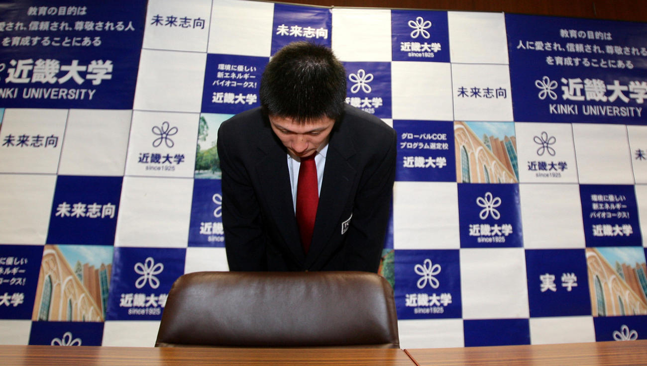 09年12月、阪神からドラフト指名挨拶を受けた近大の藤川俊介は会見前に頭を下げ関係者におわびした
