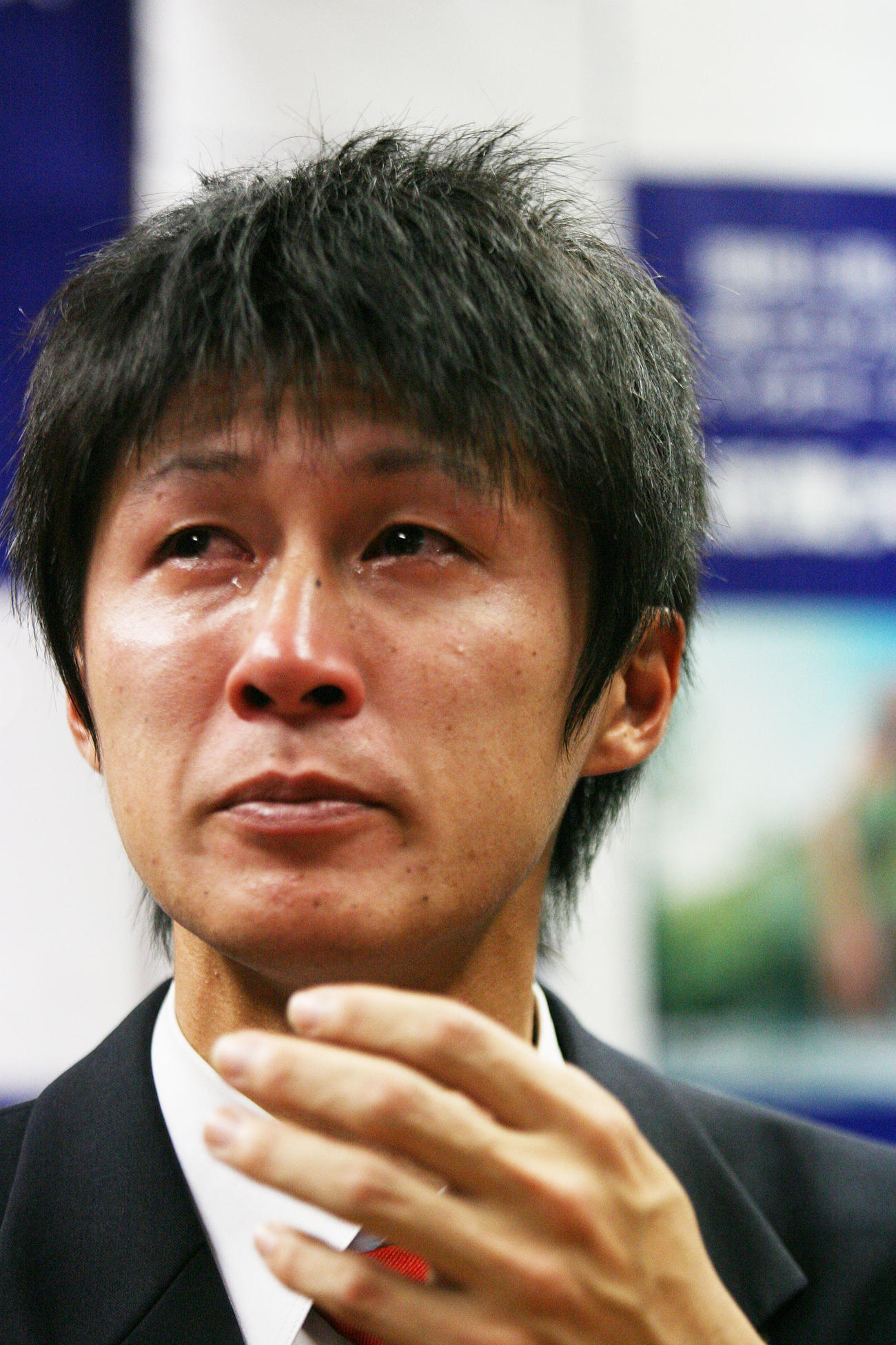 09年10月、ドラフト会議で阪神から5順目の指名を受けた藤川俊介は会見の席上、涙を見せる