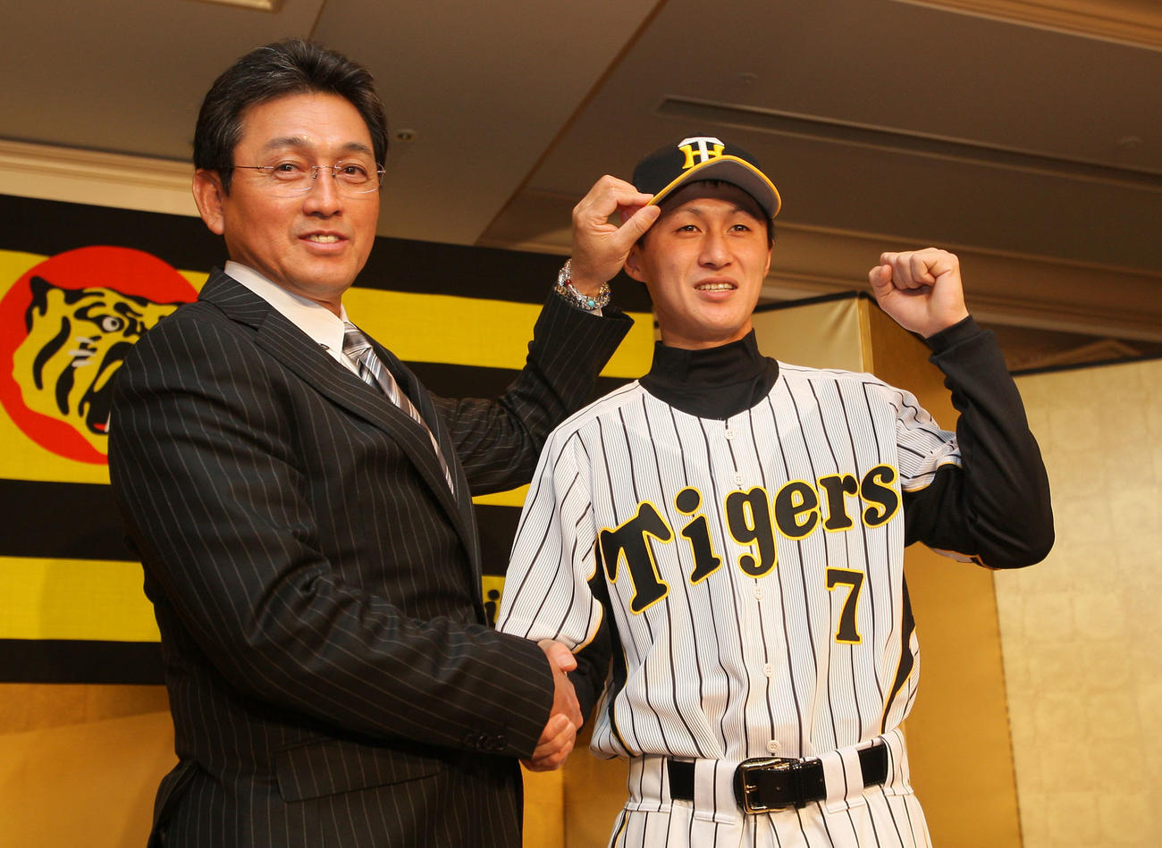 09年12月、一人だけで新人入団会見を行った藤川俊介（右）は真弓明信監督とツーショットで記念写真に納まった