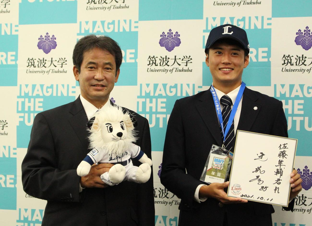 西武の潮崎編成ディレクター（左）と筑波大・佐藤投手（撮影・保坂恭子）