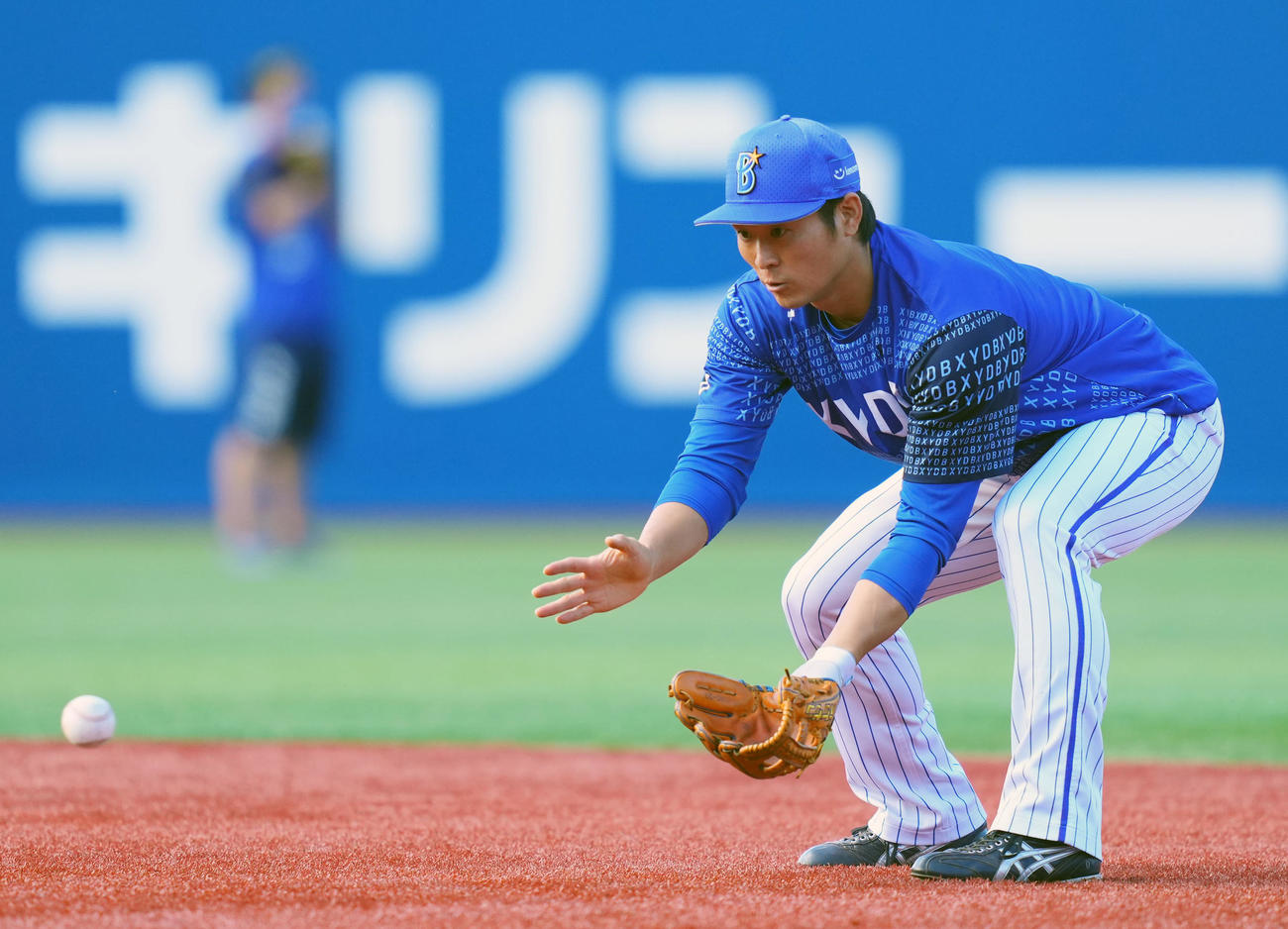 DeNA対巨人　ノックを受けるDeNA中井（撮影・横山健太）