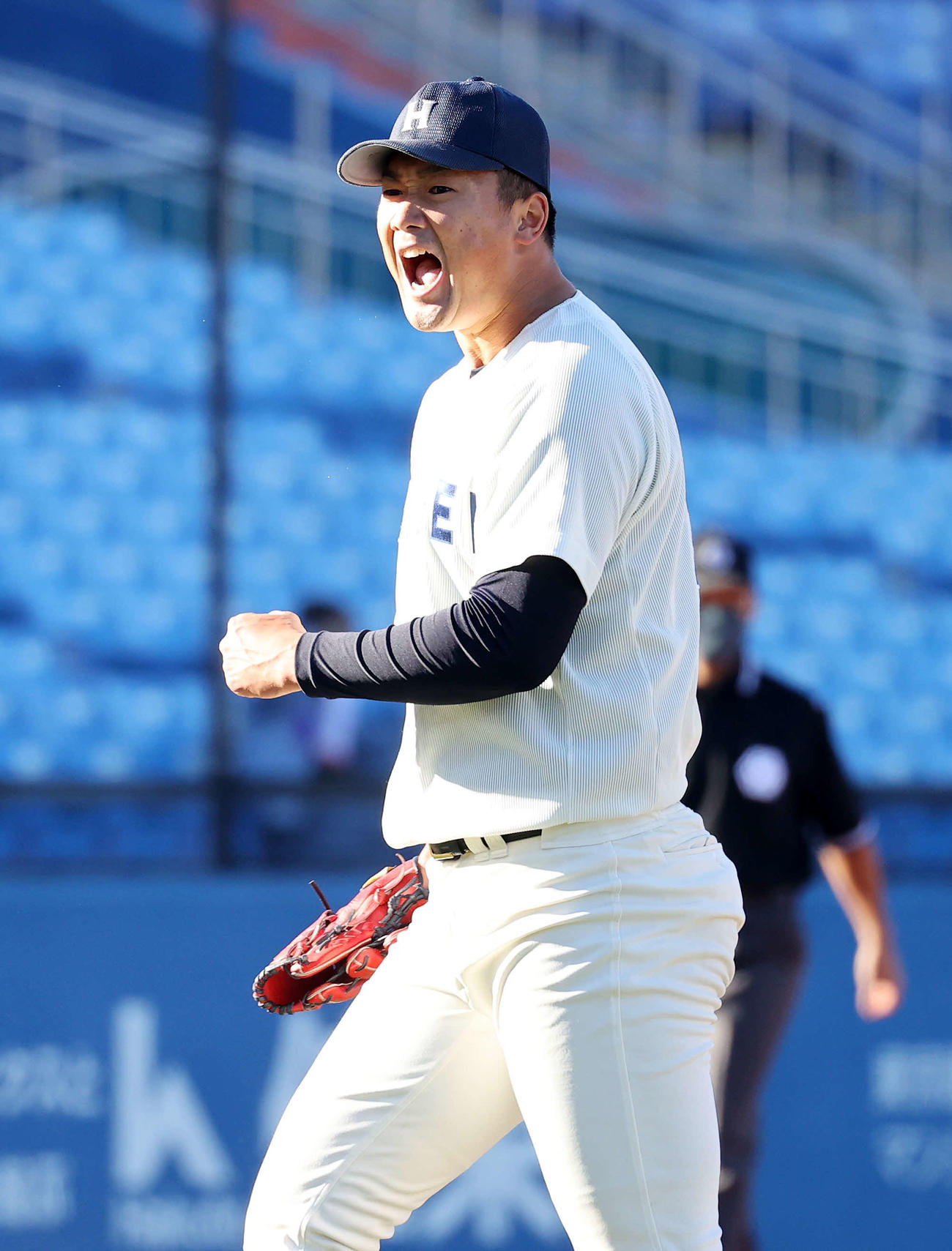 法大対慶大　8回裏、慶大の攻撃を抑えガッツポーズで雄たけびを上げる法大・山下輝（撮影・鈴木正人）
