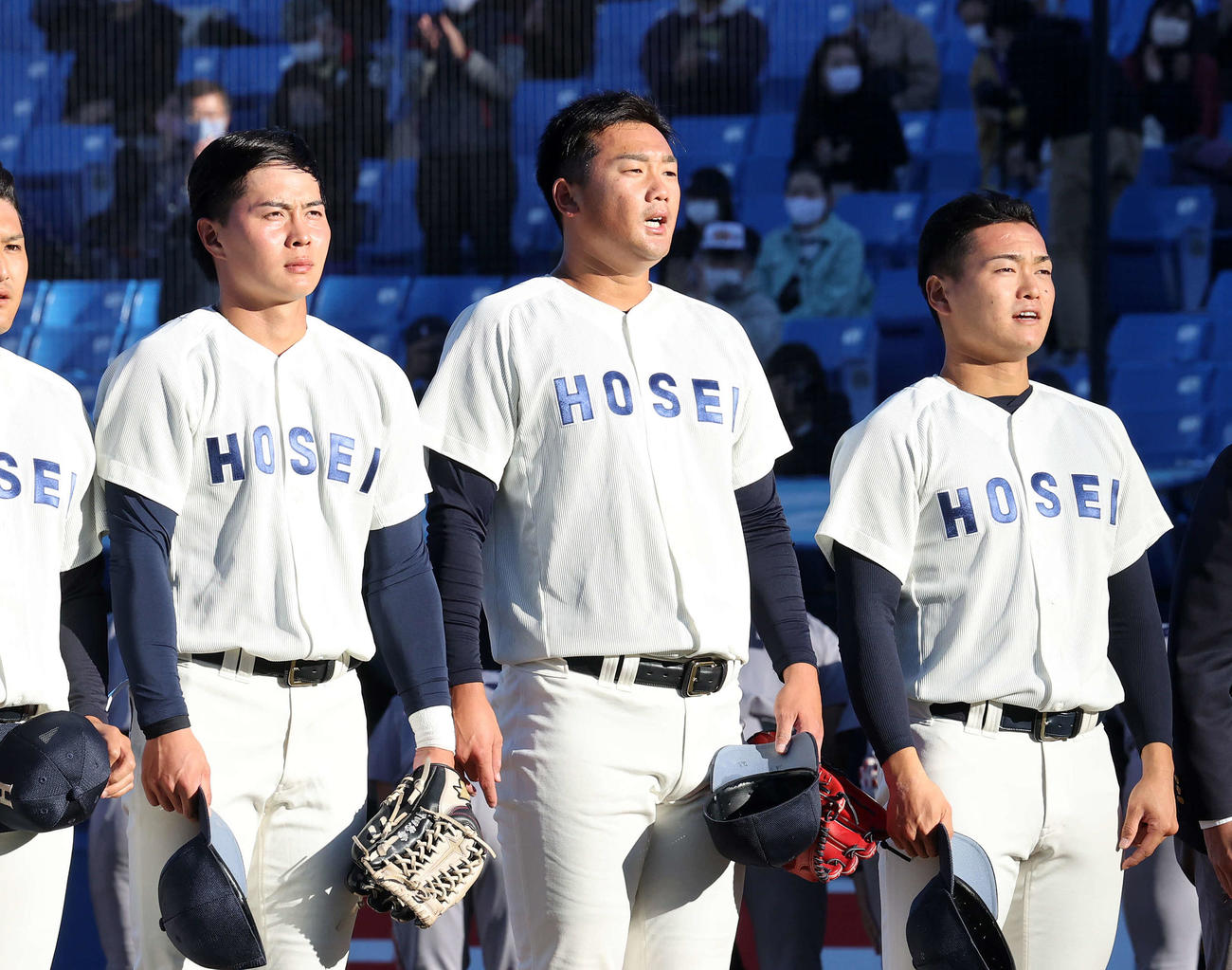 法大対慶大　試合後、応援席にあいさつする。左から法大・岡田悠、山下輝、三浦（撮影・鈴木正人）