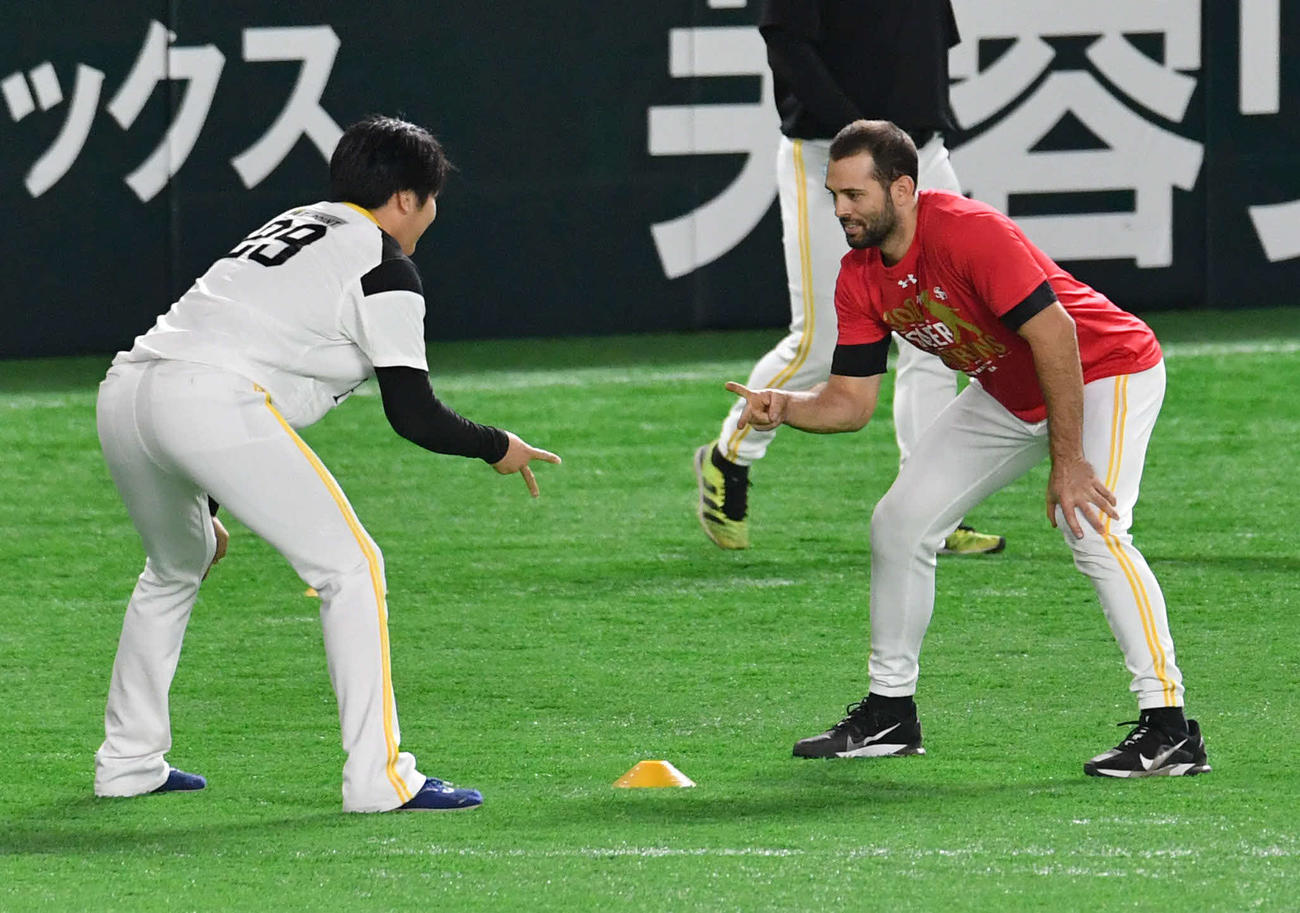 石川（左）とじゃんけんをするマルティネス（撮影・岩下翔太）