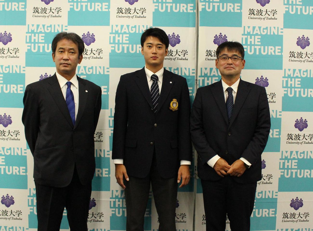 指名あいさつに訪れた左から西武の潮崎編成ディレクターと筑波大・佐藤投手、川村同野球部監督（撮影・保坂恭子）