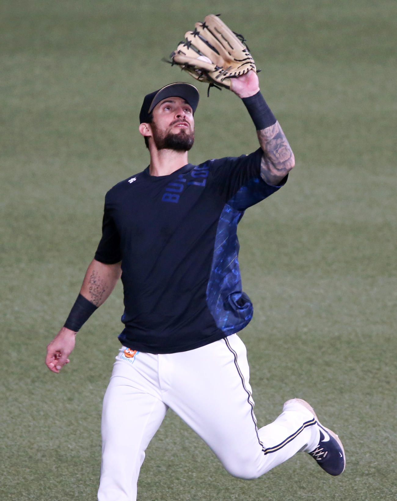 外野で打球をキャッチするオリックスのラベロ（撮影・上山淳一）