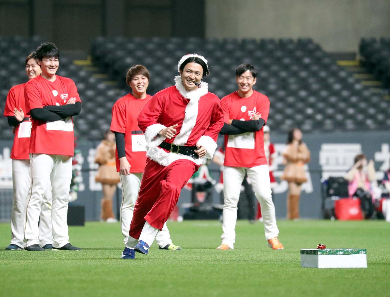 日本ハム「ファンフェスティバル2020」　クリスマスリレーバトルでサンタの格好しながら全力疾走する日本ハム上沢（2020年12月6日撮影）