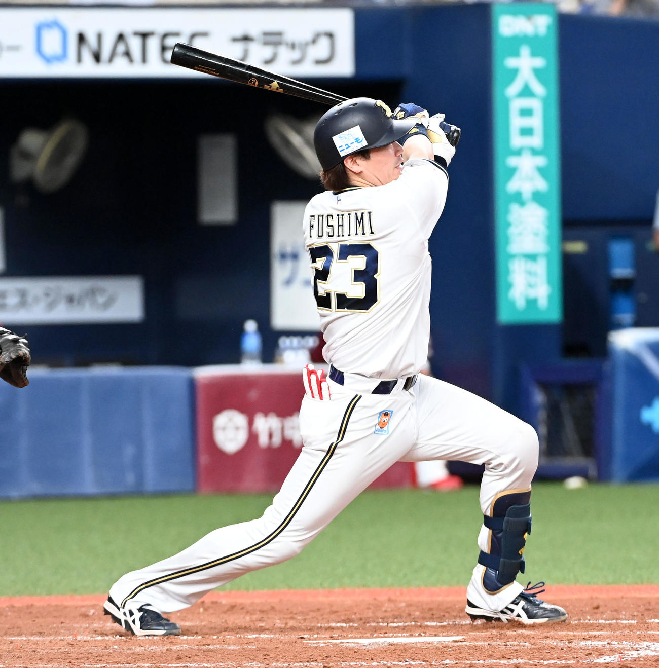 オリックス対楽天　5回裏オリックス2死一塁、伏見は逆転の左越え2点本塁打を放つ（撮影・前岡正明）