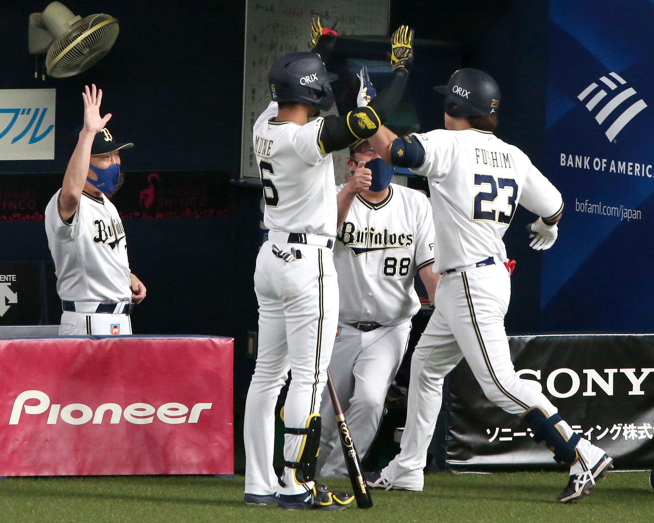 オリックス対楽天　5回裏オリックス2死一塁、伏見（右）は左越え本塁打を放ち、中嶋監督（左）らから出迎えられる（撮影・上山淳一）