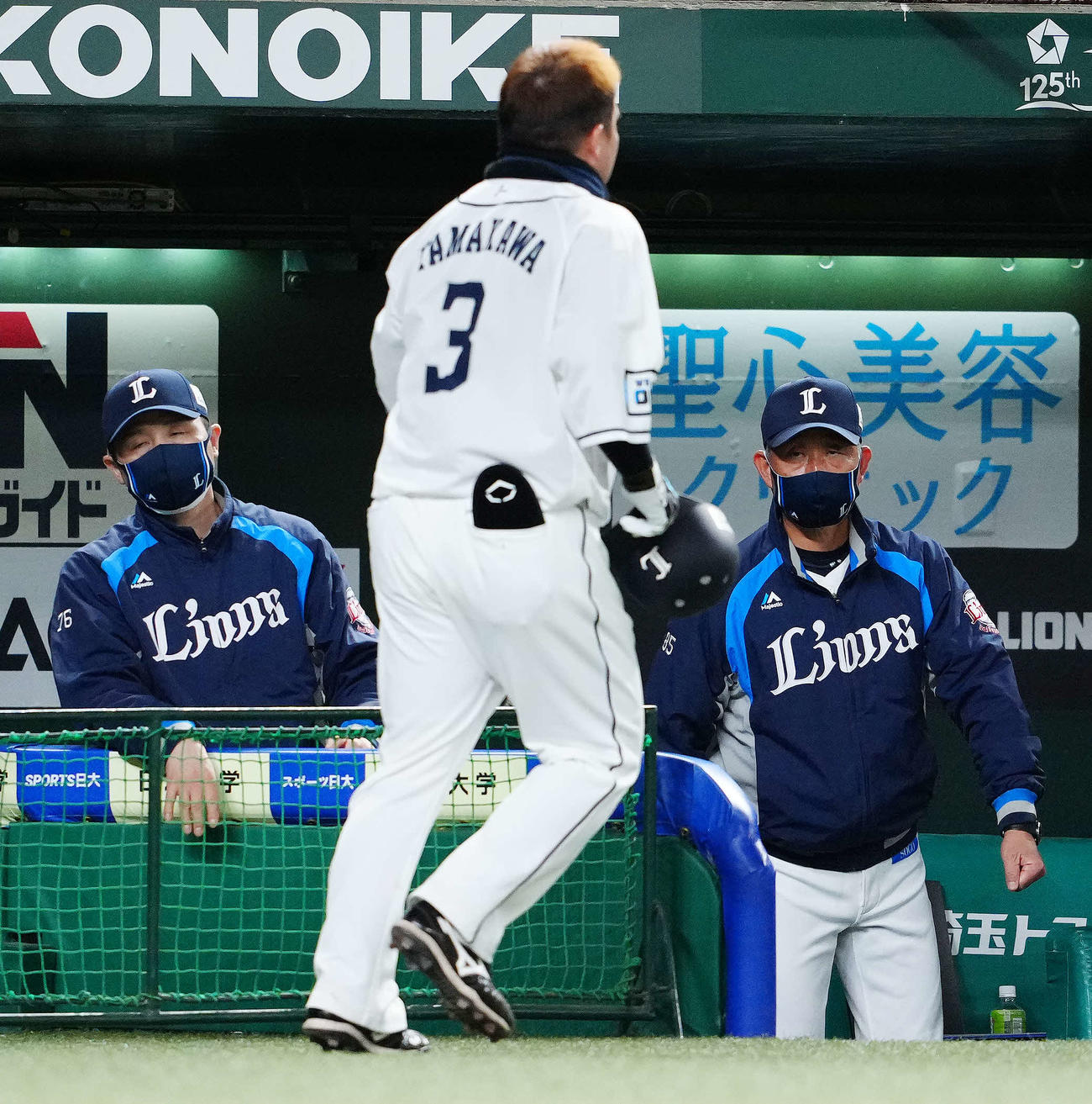 西武対日本ハム　3回裏西武無死、ソロ本塁打を放った山川（中央）を迎える辻監督（右）（撮影・江口和貴）
