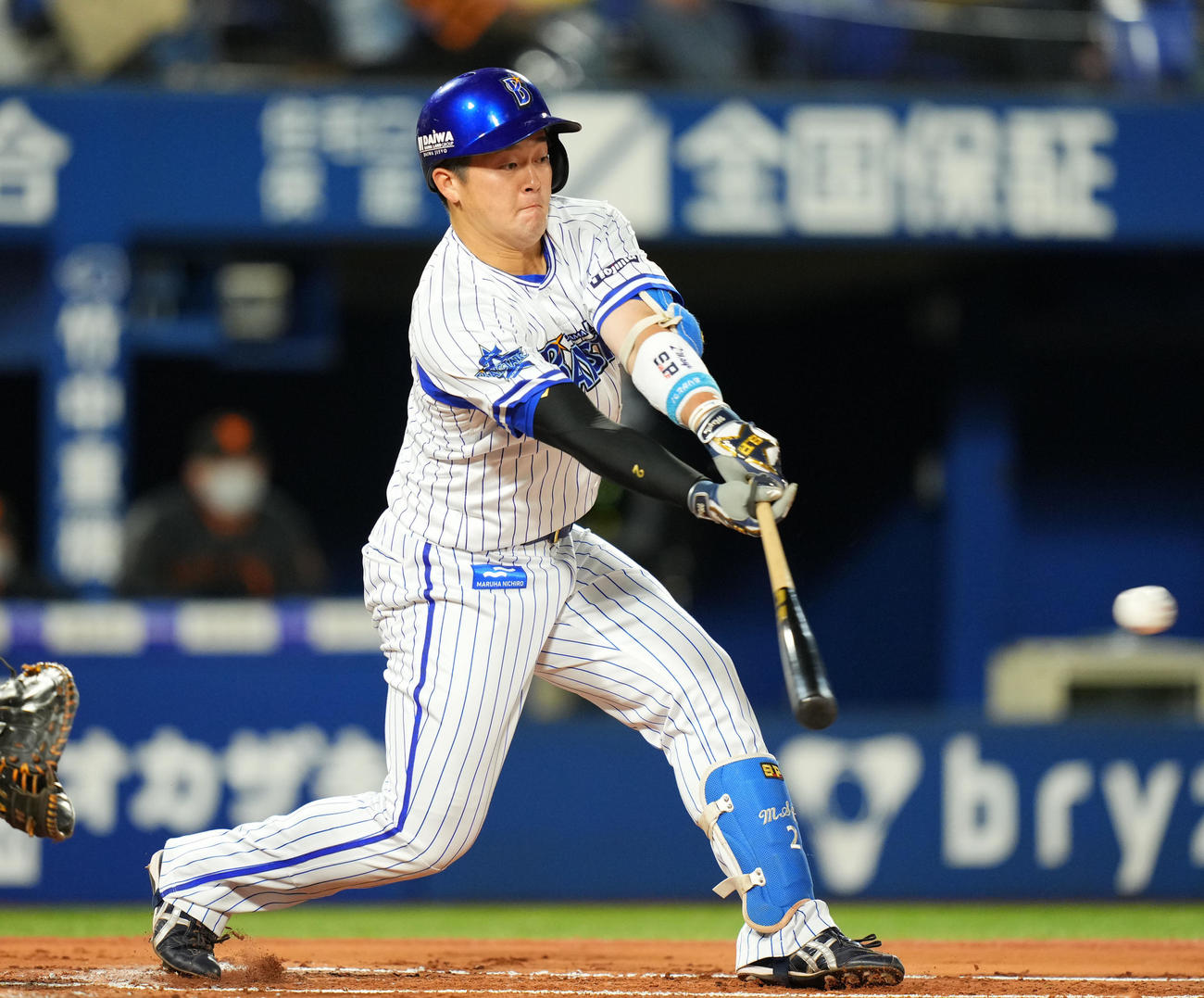 DeNA対巨人　1回裏DeNA2死二塁、右前適時打を放つ牧（撮影・横山健太）