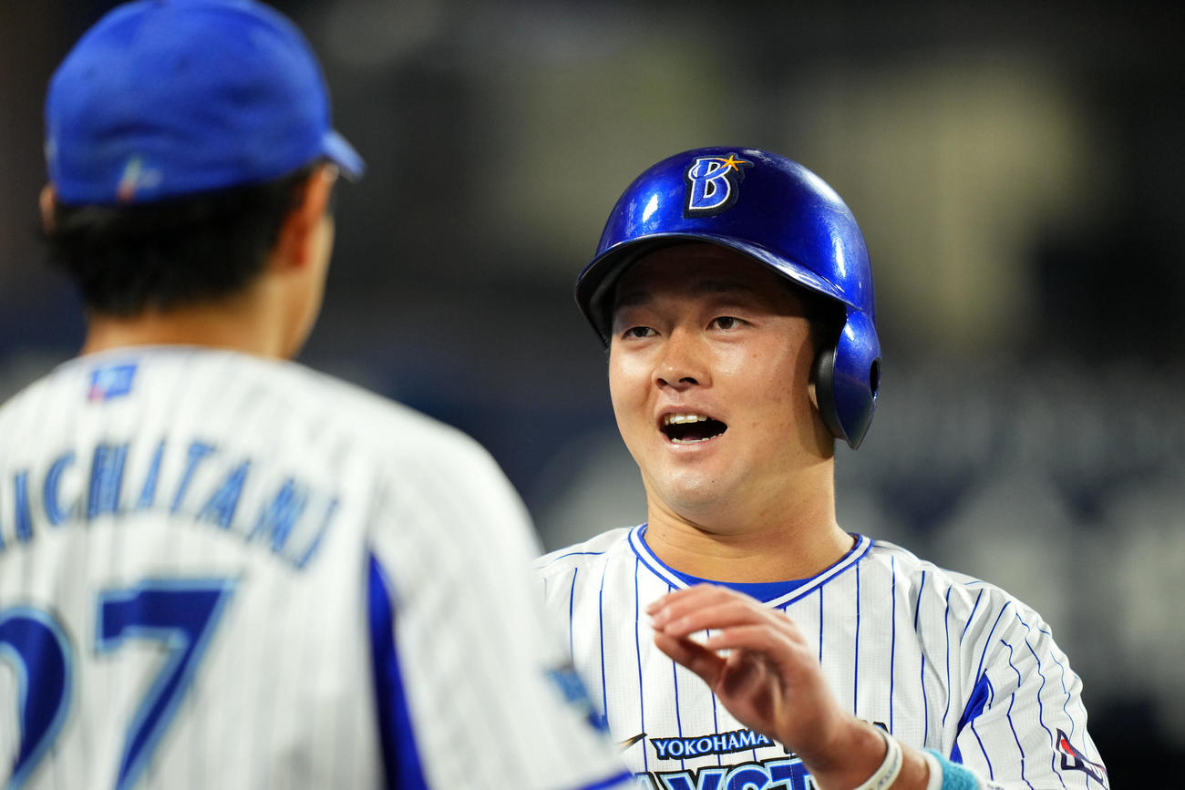 DeNA対巨人　1回裏DeNA2死一塁、宮崎の右越え適時二塁打で生還し笑顔を見せる牧（撮影・横山健太）