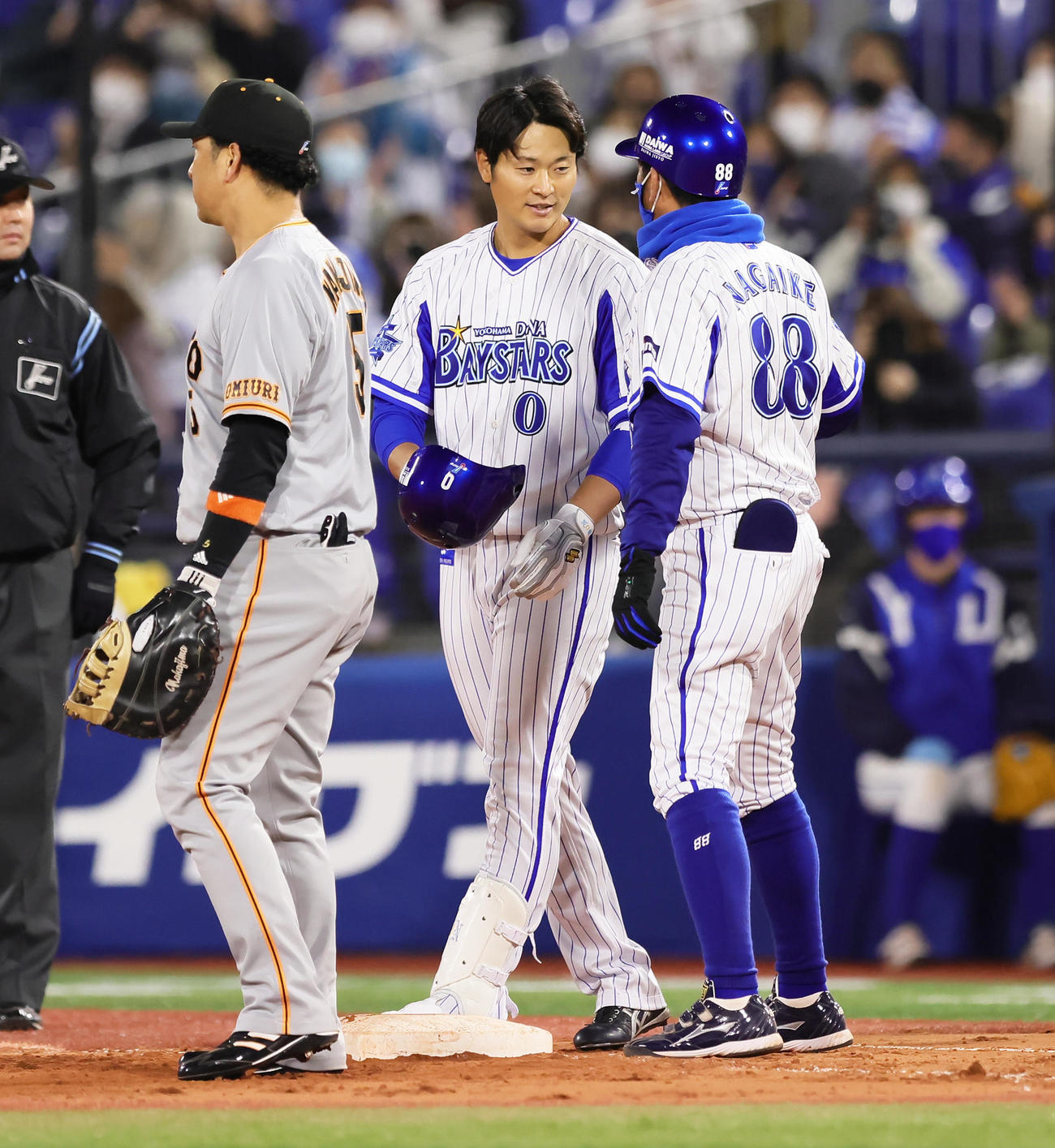 DeNA対巨人　7回裏DeNA無死、代打中井（中央）は右前打を放つ（撮影・足立雅史）