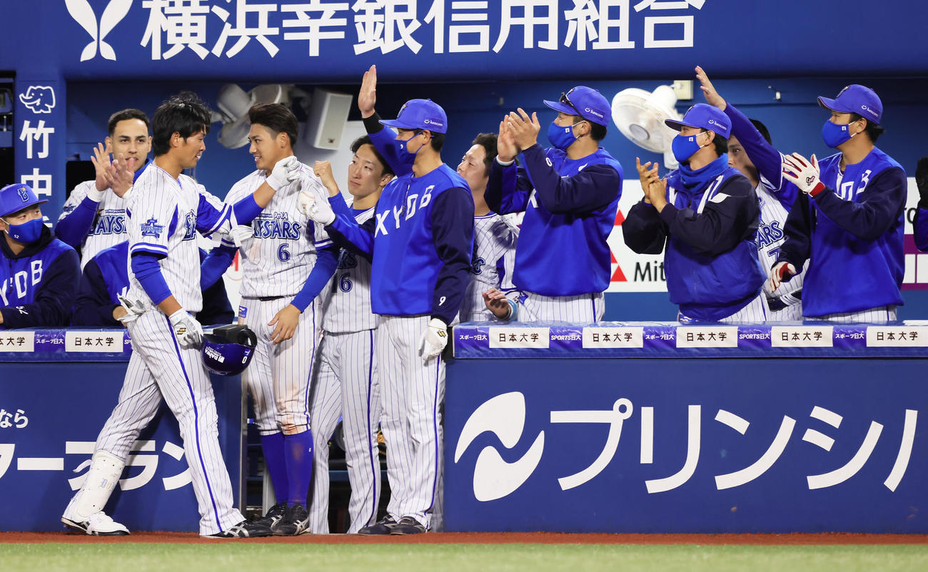 DeNA対巨人　7回裏DeNA無死、代打中井（左から3人目）は右前打を放ちナインに迎えられる（撮影・足立雅史）