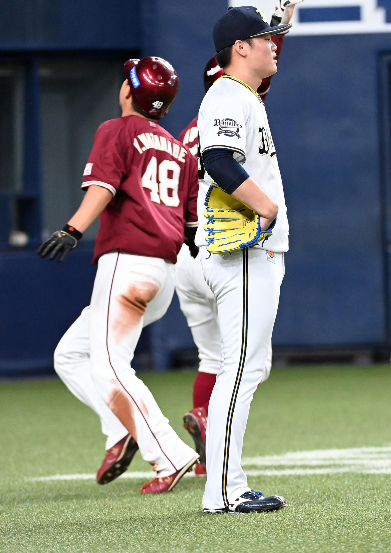 オリックス対楽天　7回表楽天2死二、三塁、富山は山崎剛に左前逆転適時打を浴びる。左は生還した渡辺佳（撮影・前岡正明）