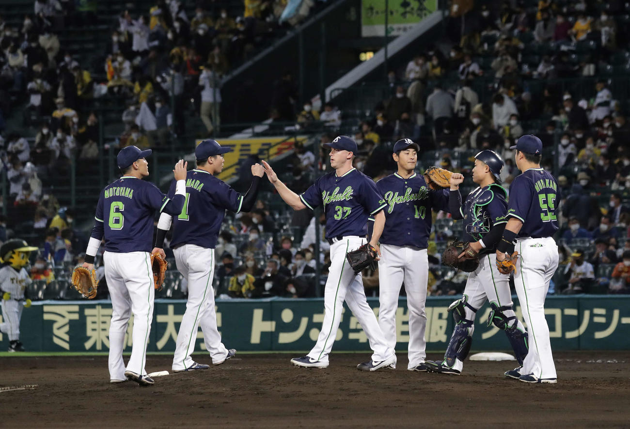 阪神対ヤクルト　阪神と引き分け、タッチを交わすヤクルトナイン（撮影・河野匠）